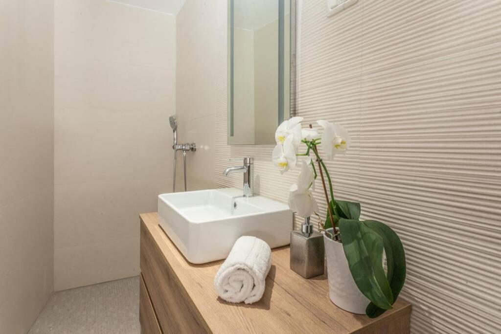 Apartment Evita In The Old Center Of Sunny Koper Buitenkant foto